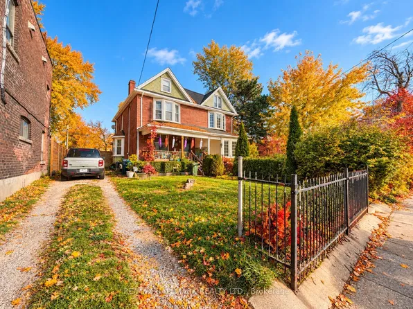 1436 Queen St E, Toronto, ON M4L 1E1