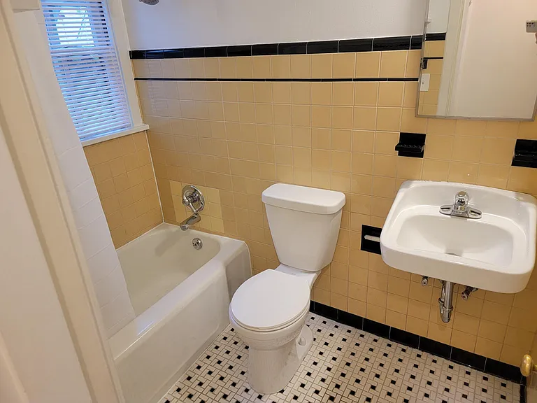 4325 NE Halsey St #9 — Photo 12