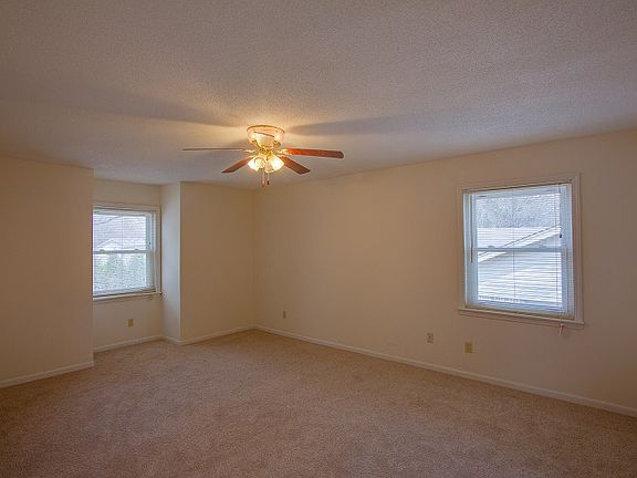 5th image of 1049 Farmington Dr N