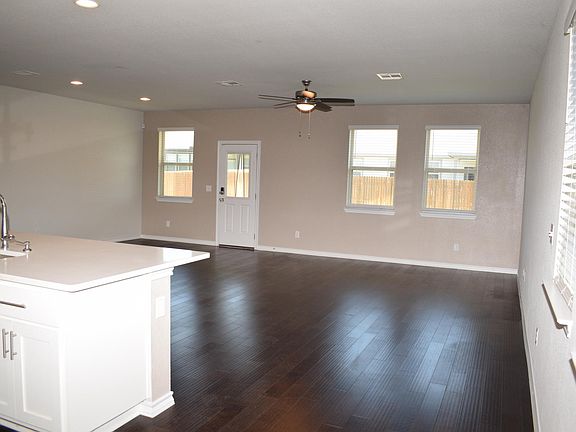 3rd image of 104 Magna Ln