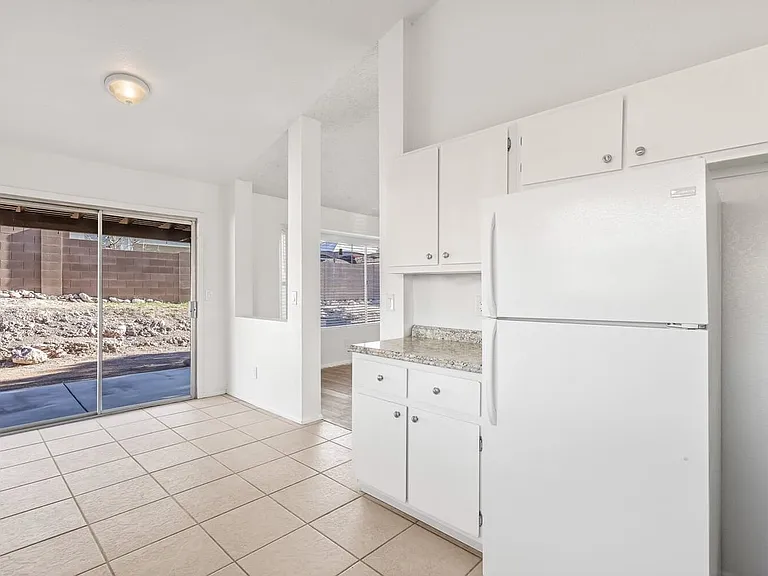 7209 S Avenida Del Nopal — Photo 4