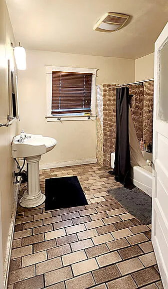 1130 S Hoover St — Photo 14