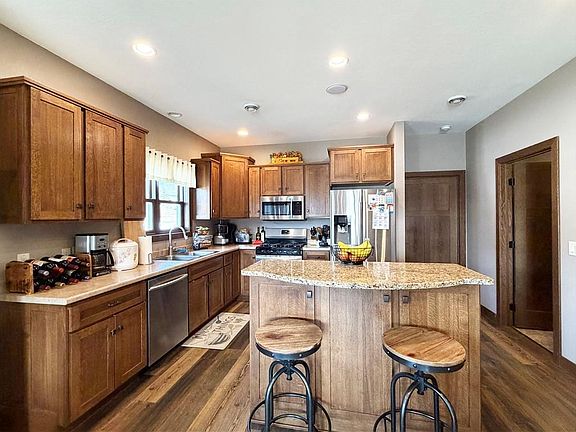 5th image of 102 Royal Crest Drive