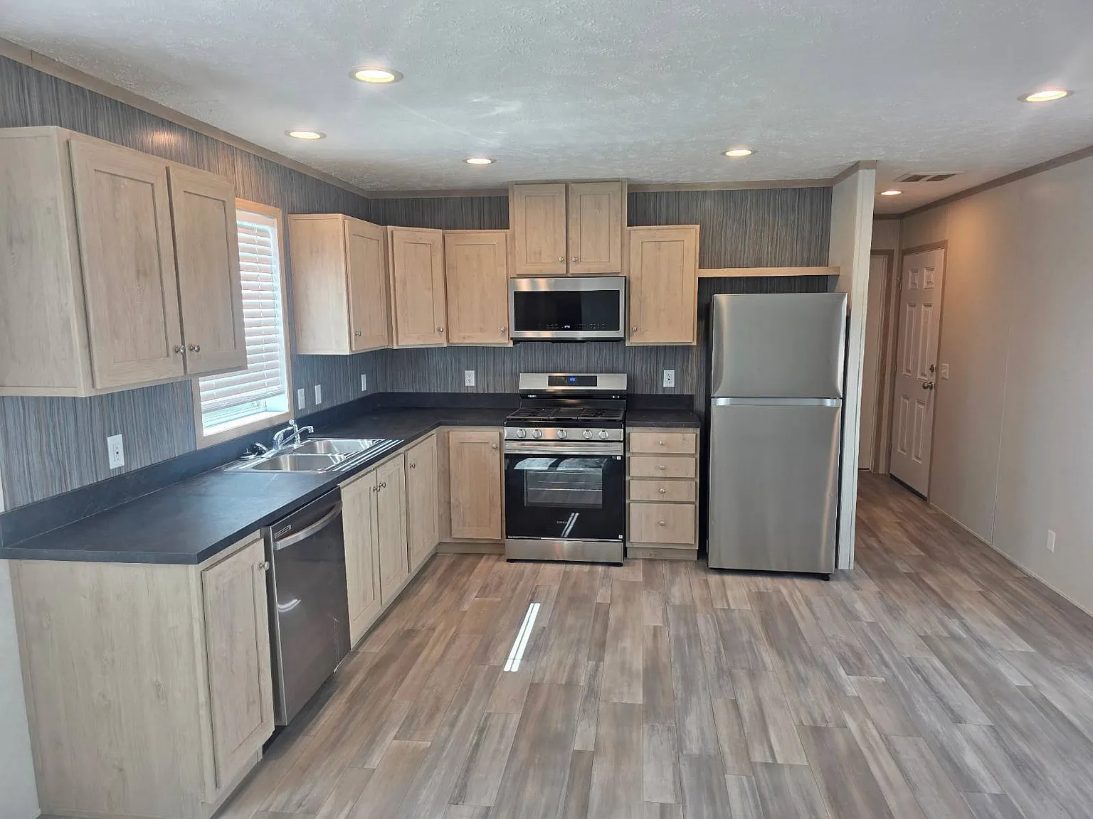 3 bed, 2.0 bath, 990 sqft, $1,250 — Photo 1