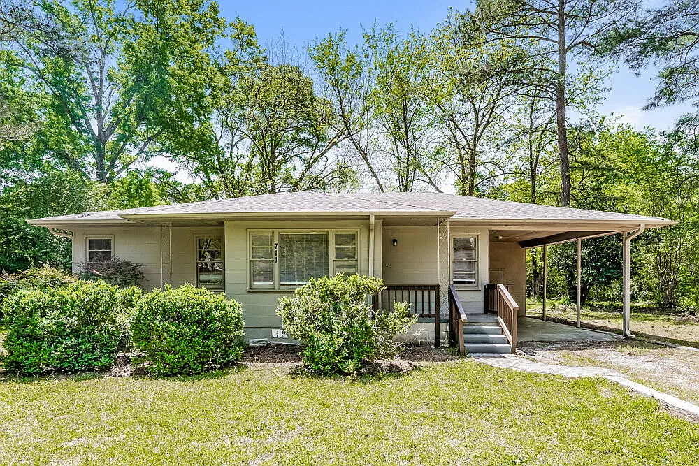 3 bed, 1.0 bath, 1133 sqft, $1,710 — Photo 1