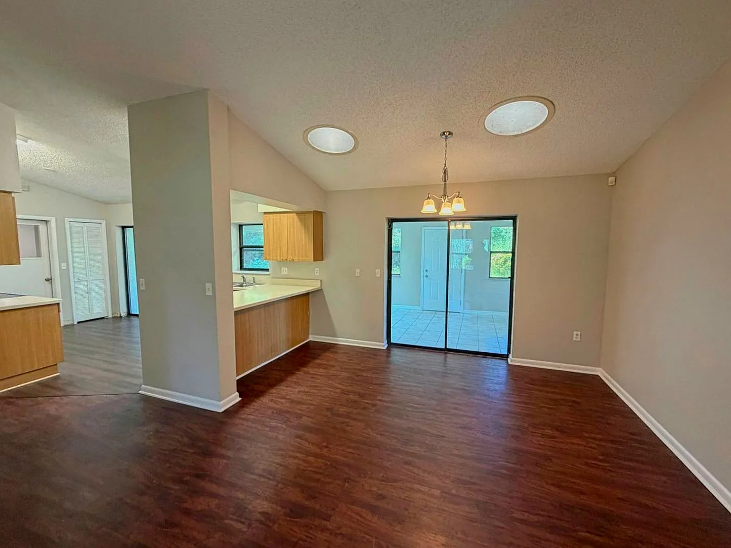 Spacious 3-bedroom, 2-bathroom home with a large sunroom and plenty of living space — Photo 4