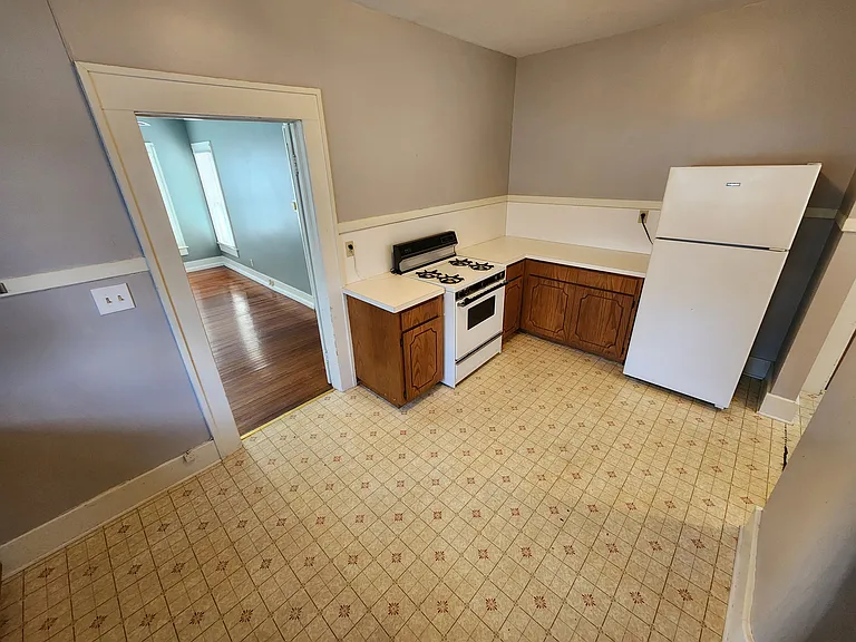830 E 12th St — Photo 10