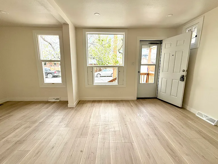 708 E Dakota Ave — Photo 3