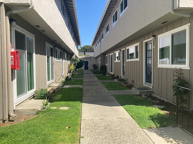 Del Prado Apts — Photo 6