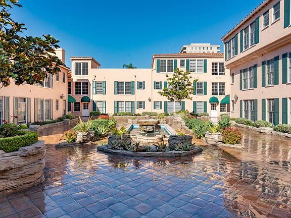 Lindbrook Manor Apartments Courtyard
