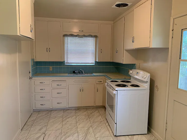 3931 El Ricon Way — Photo 6