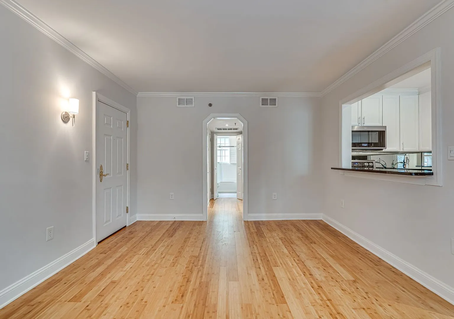 Comfy Condo in Old Town North Alexandria — Photo 3