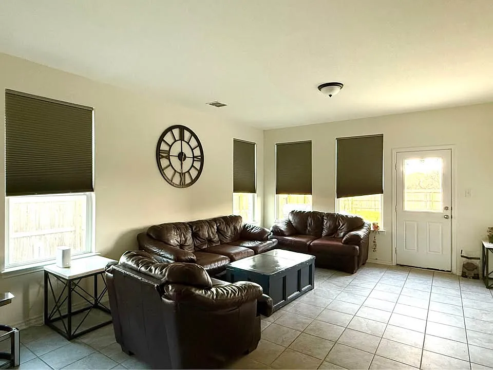5 bed, 3.5 bath, 3250 sqft, $750 — Photo 4