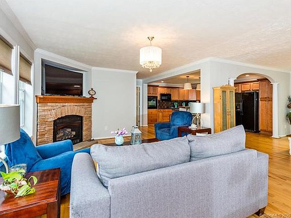 3rd image of 282 Goodview Dr