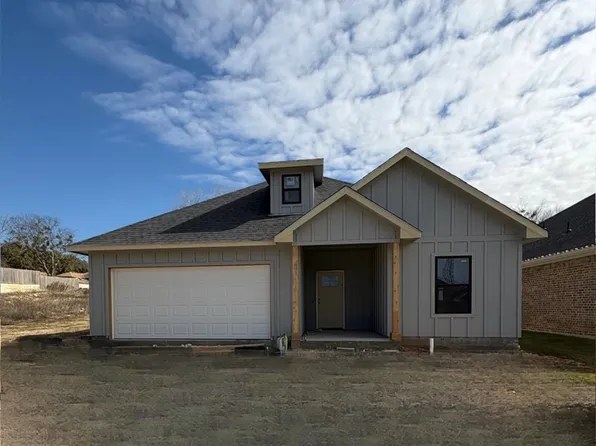 704 College, West, TX 76691