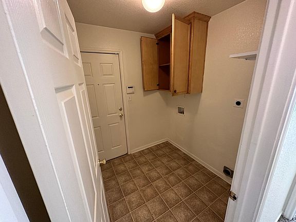 2nd image of 2907 Wisteria Ln