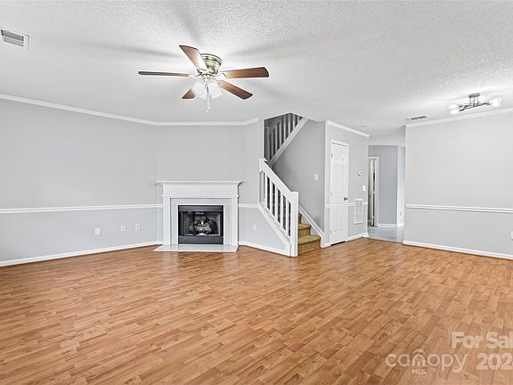 4th image of 638 Emerald Cove Dr