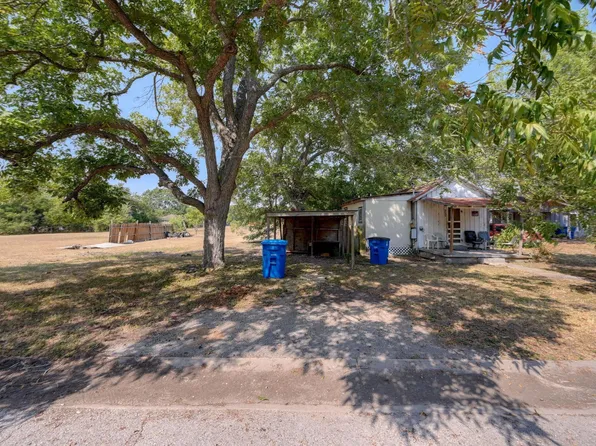 1317 Hondo St, Lockhart, TX 78644