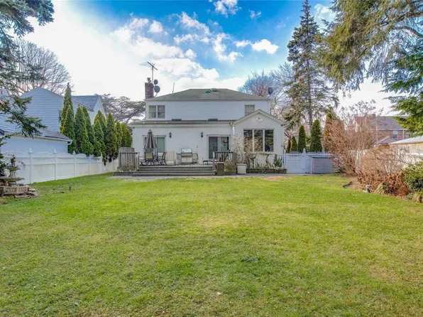 3203 214th Pl, Bayside, NY 11361