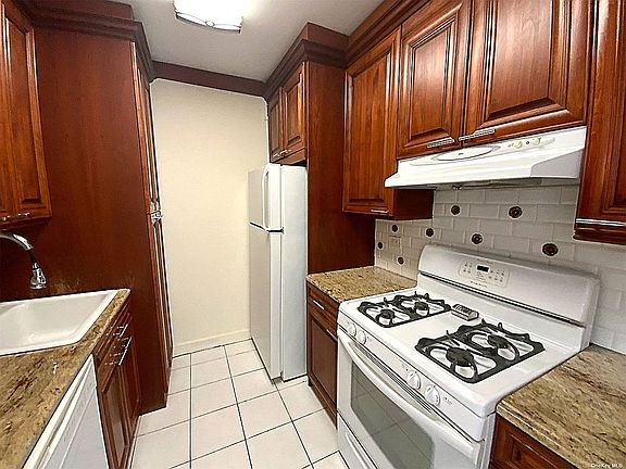 3rd image of 270-10 Grand Central Pkwy #3X