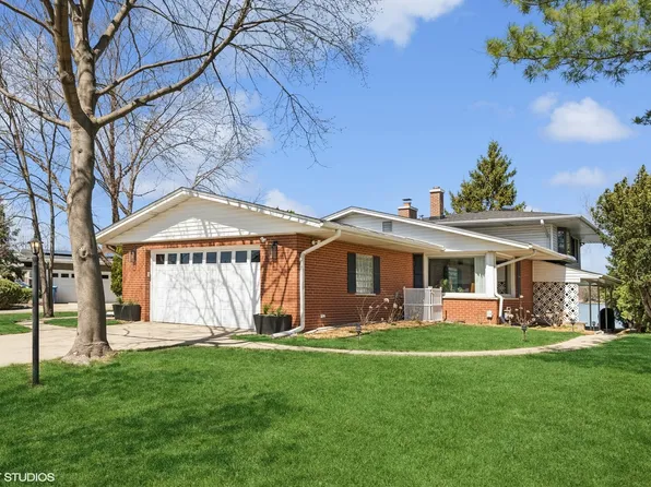 2912 S Briarwood Dr E, Arlington Heights, IL 60005