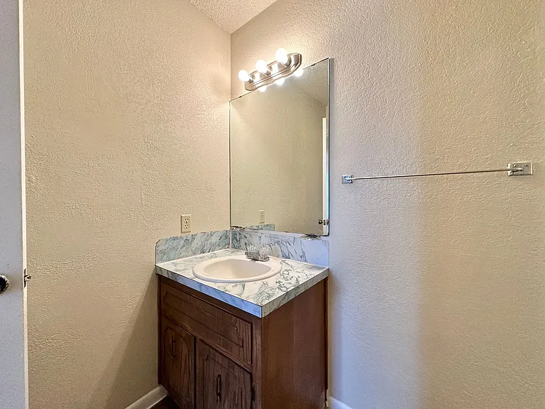 3004 Chaucer Dr — Photo 23