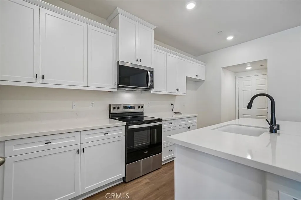 3 bed, 2.5 bath, 1555 sqft, $3,400 — Photo 2