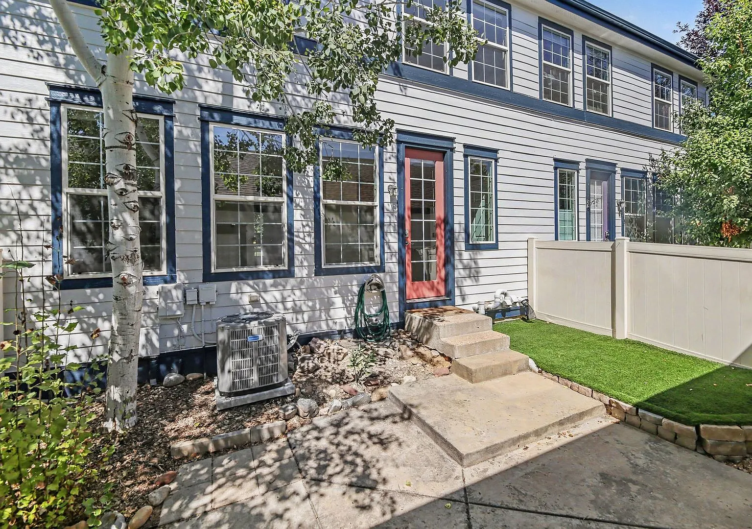 Stunning Lafayette Townhouse - 2 beds and 3 baths - Available NOW! — Photo 2