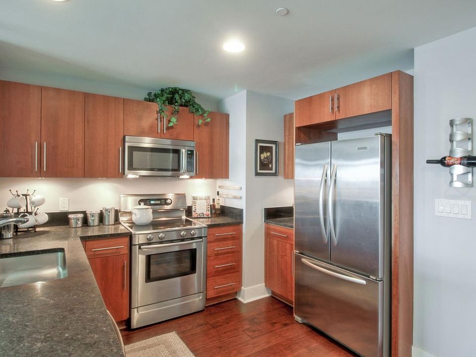Spacious Kitchen, top of the line appliances