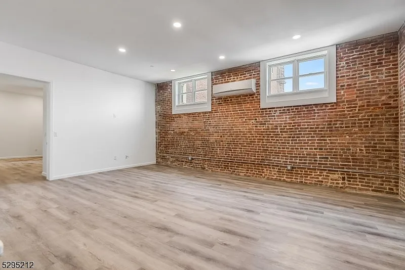 2 bed, 1.0 bath, 1465 sqft, $2,500 — Photo 4