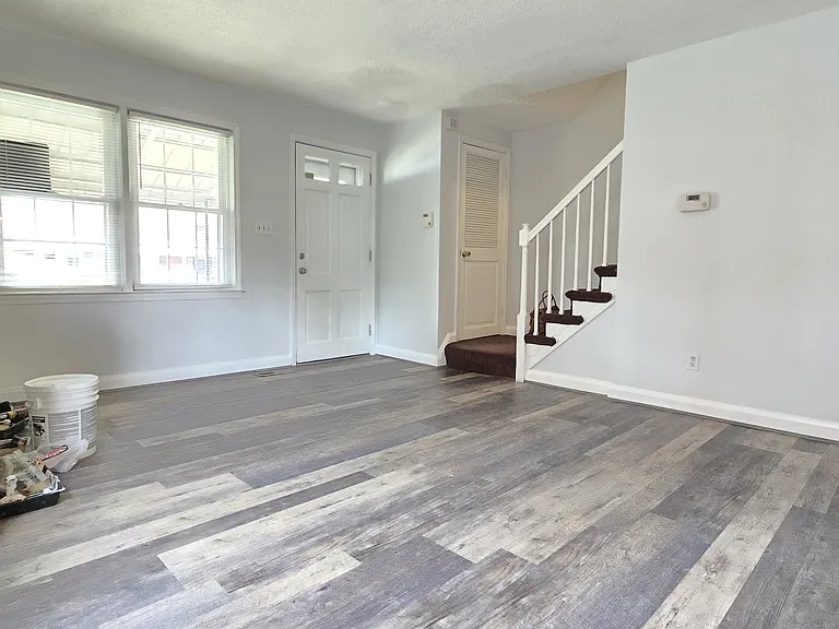 329 Leeanne Rd — Photo 2