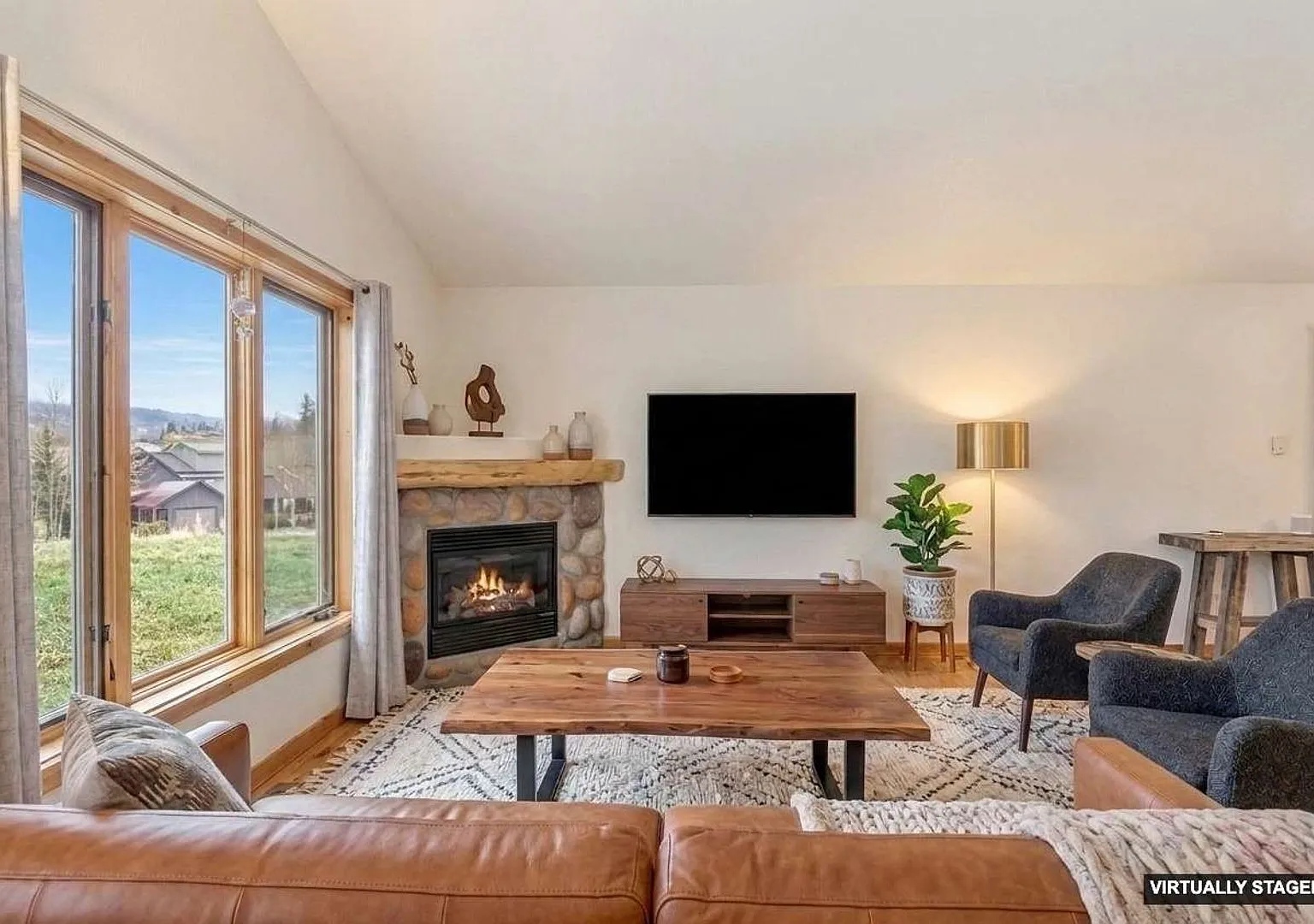 Mountain Views & Modern Comfort | Longview 3BR/2.5BA Townhome | 2-Car Garage — Photo 2