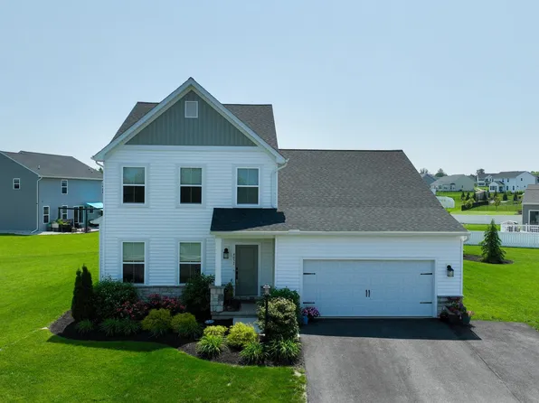 4052 Country Dr, Dover, PA 17315