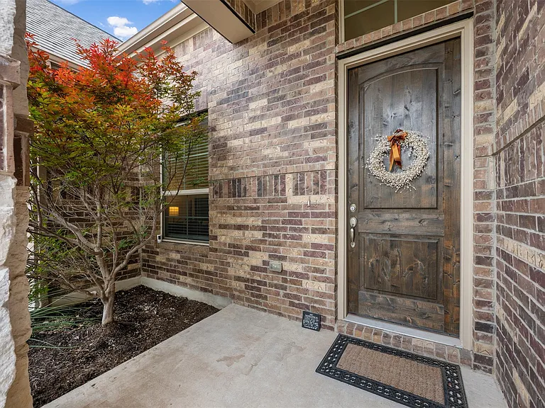 725 Millcreek Ln — Photo 2