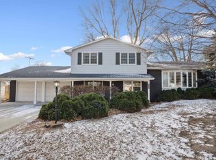 135 Summit Dr, Cedar Falls, IA 50613