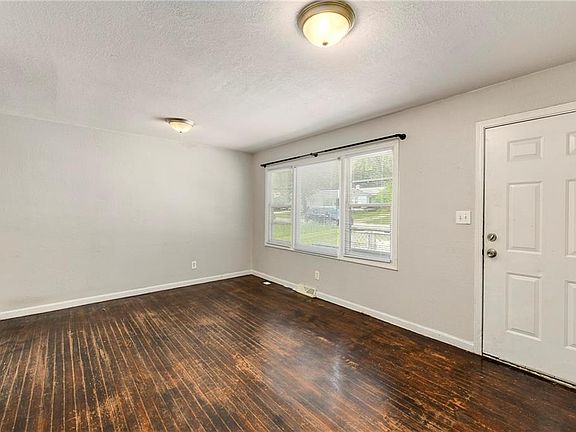 4th image of 11211 Herrick Ave