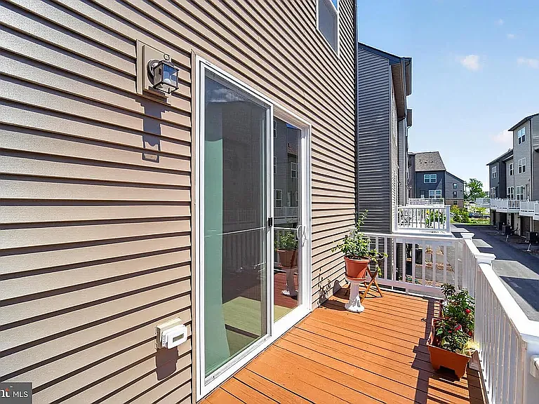 4 bed, 1956 sqft, $1,050 — Photo 3