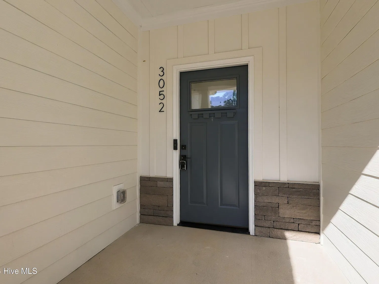 3 bed, 2.5 bath, 2047 sqft, $2,300 — Photo 2