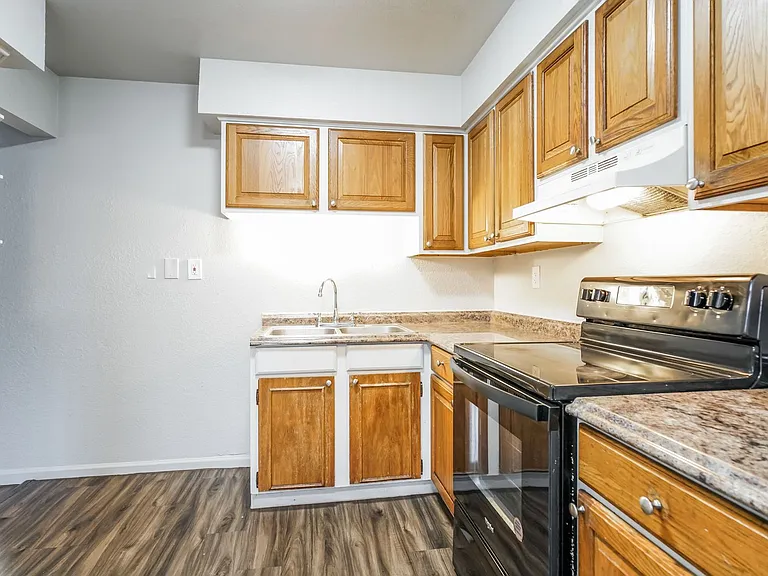 Willow Lake Apartments — Photo 43