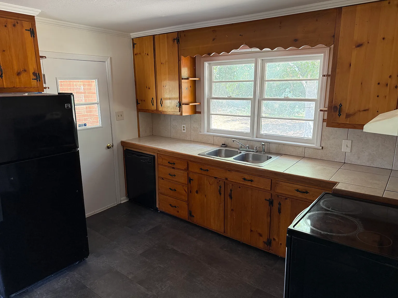 1609 Woodrow Ave — Photo 3