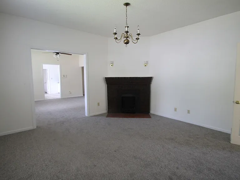 556 Flint St — Photo 6
