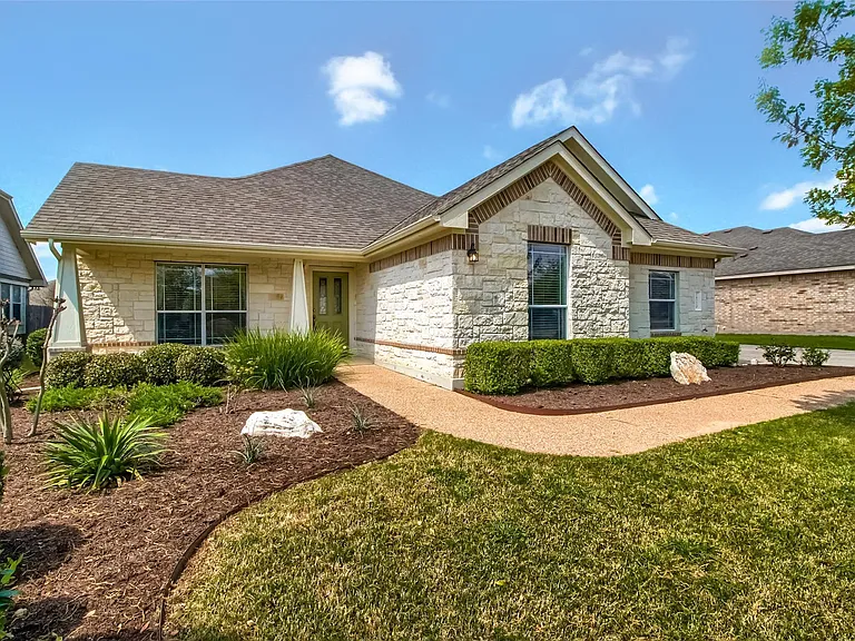 18720 Royal Pointe Dr — Photo 2