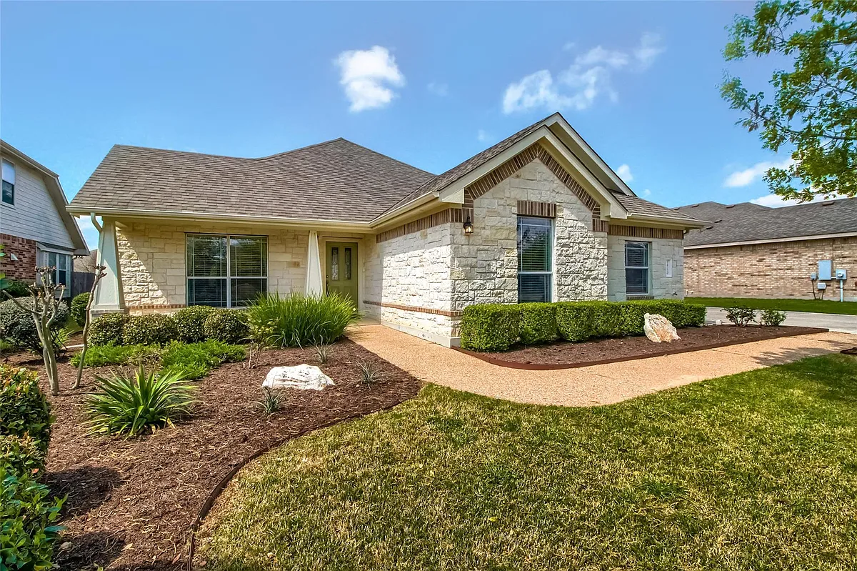 Building Photo - 18720 Royal Pointe Dr