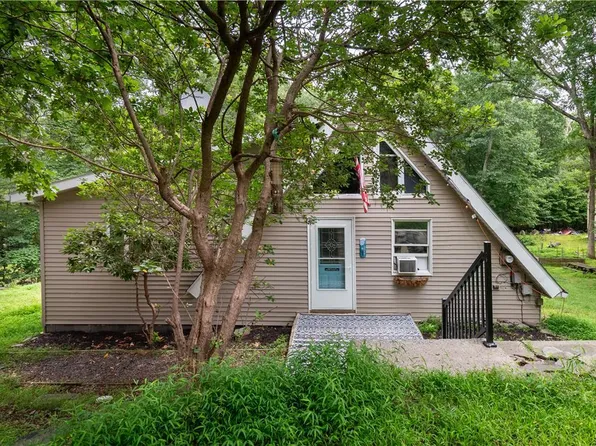 519 S Cortina Ct, Henryville, PA 18332