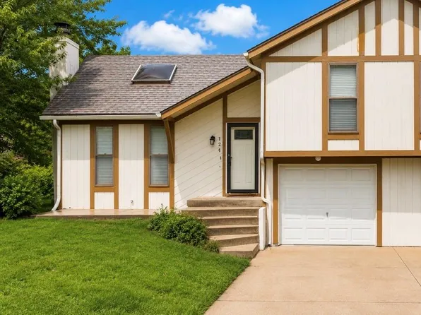 124 N Saxony Dr, Olathe, KS 66061