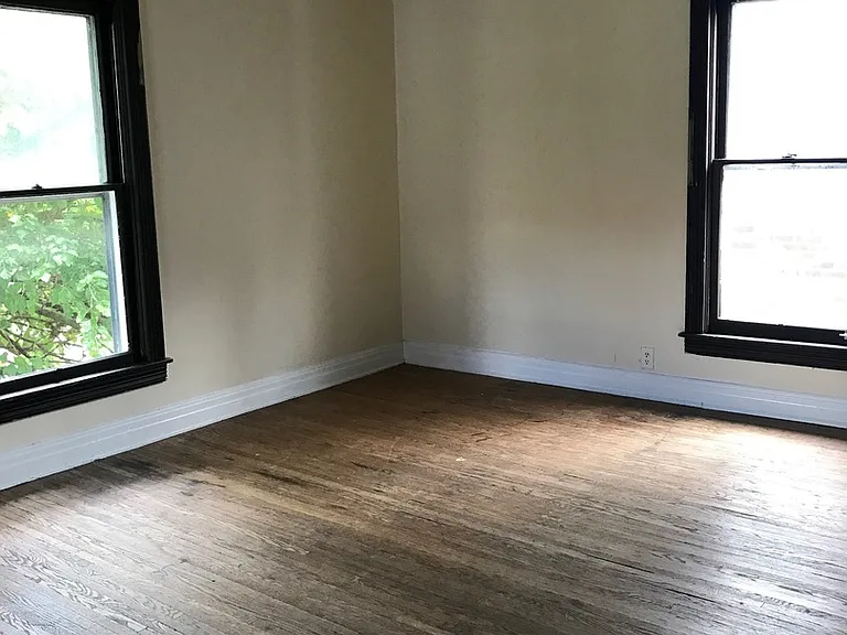 424 E 6th St — Photo 26