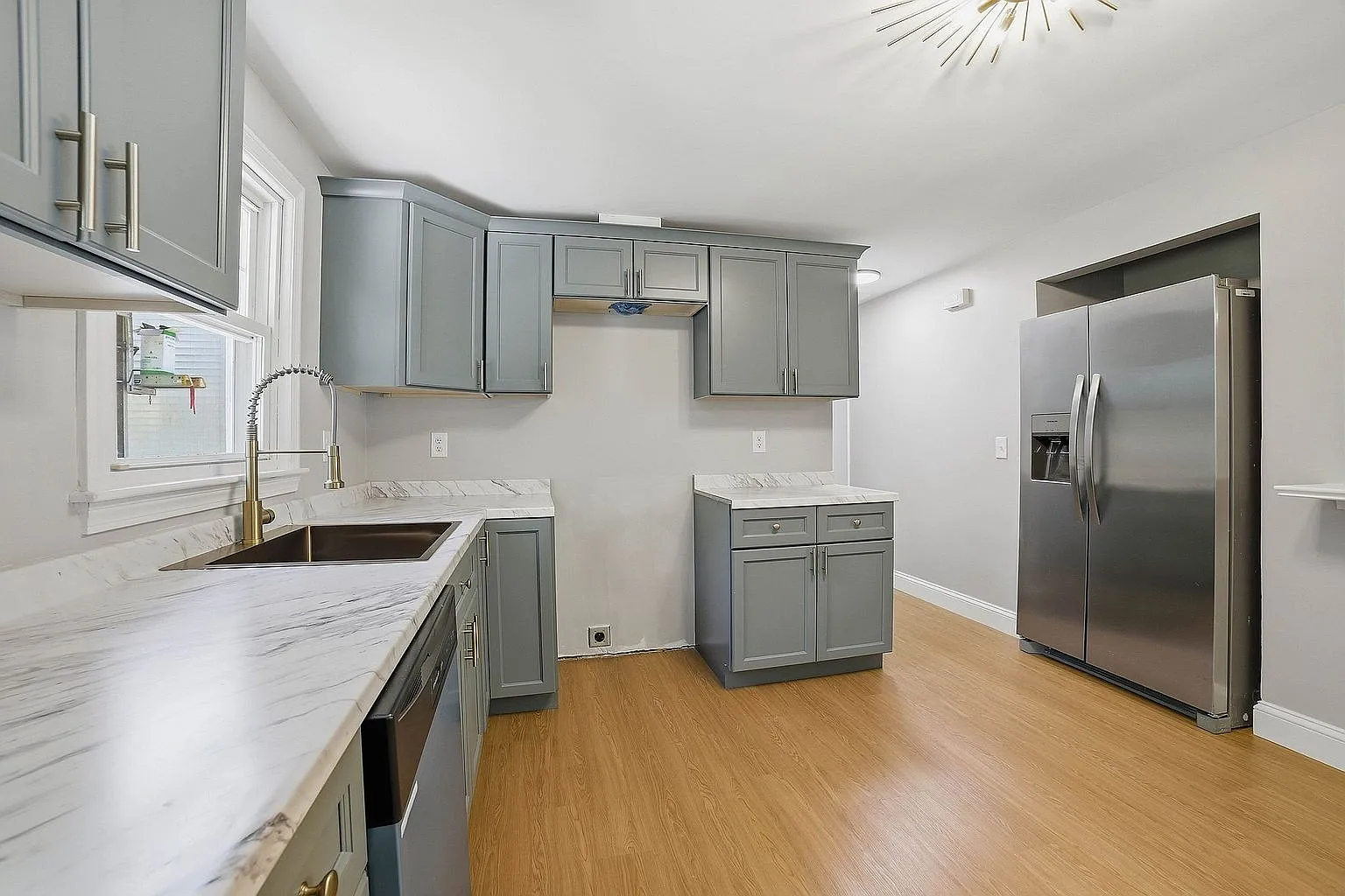 4 bed, 2100 sqft, $3,800 — Photo 4