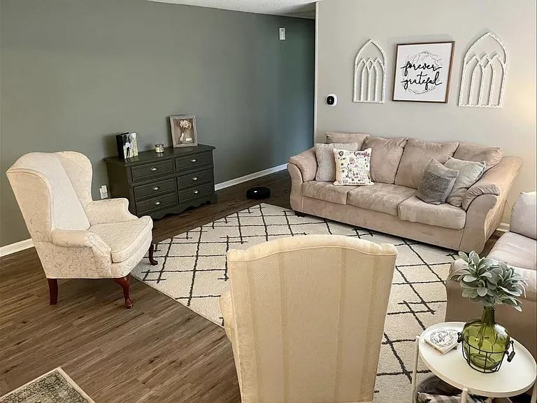 2411 Castlewood Dr — Photo 4