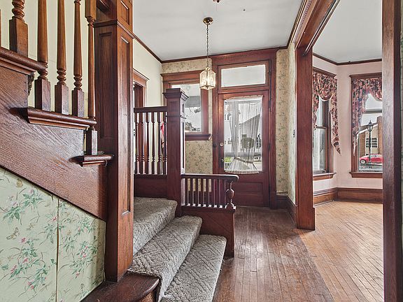 5th image of 1322 Main St