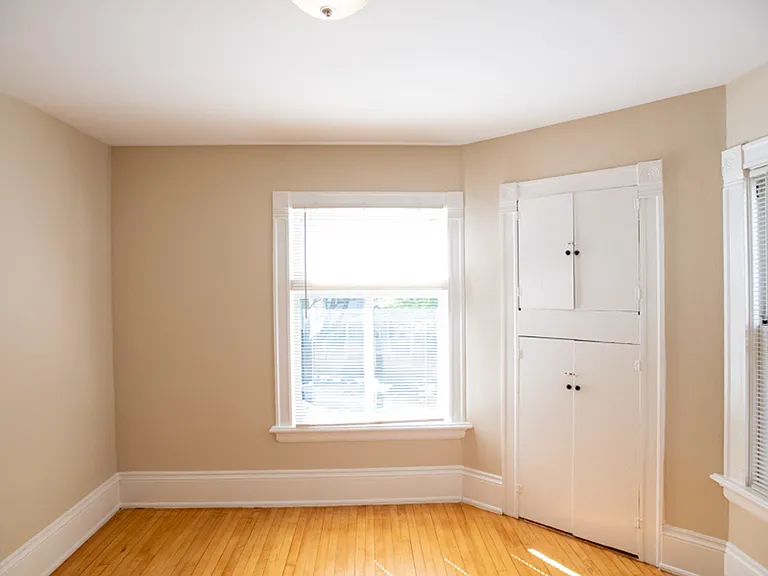 $1565 2 Bedroom Upper Flat Near UWM - 2728 N Murray — Photo 6